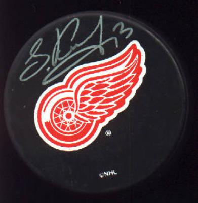 Slava Kozlov autographed Detroit Red Wings puck