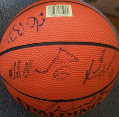 1996-97 Dallas Mavericks team autographed mini NBA basketball (Michael Finley Derek Harper)