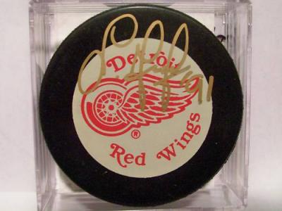 Sergei Fedorov autographed Detroit Red Wings puck