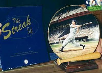 Joe DiMaggio autographed New York Yankees Hit Streak commemorative plate
