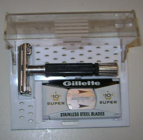 1967 Super Speed Gillette  Black Handle Silver Tip Safety Razor in Original Box