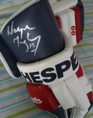 Wayne Gretzky autographed New York Rangers game model Hespeler glove