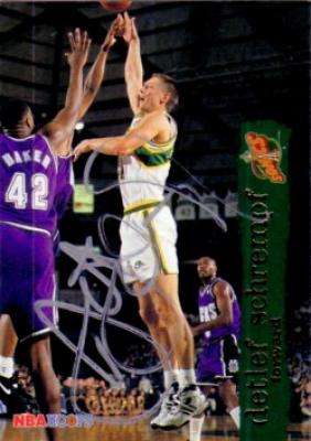 Detlef Schrempf autographed Seattle Sonics 1993-94 Hoops card