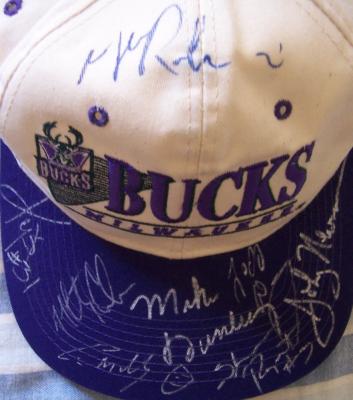 1995-96 Milwaukee Bucks team autographed cap (Vin Baker Glenn Robinson)